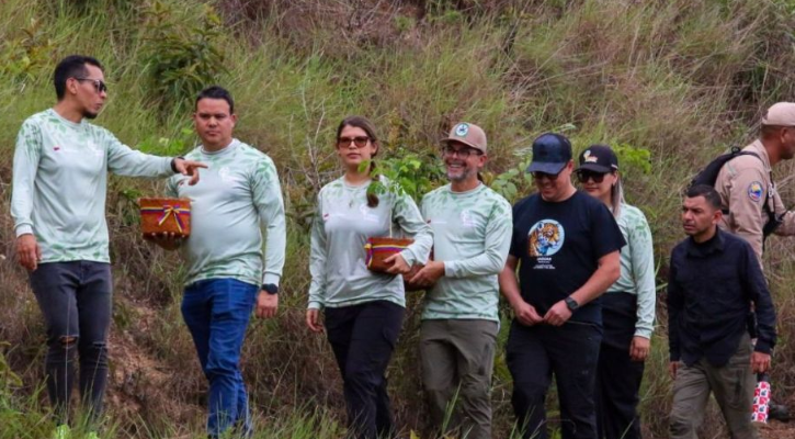 Reforestación en el Parque Universal para la Paz de Caricuao